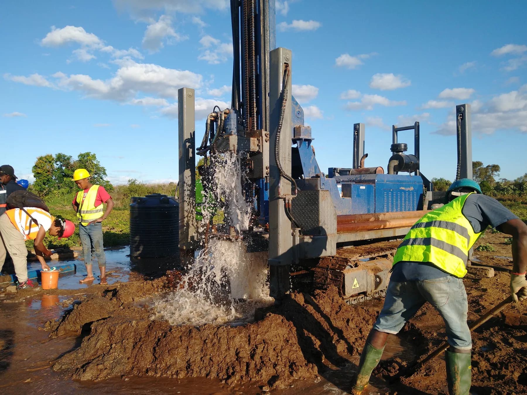 Atelier de forage PGA FORAGE en action, l'eau jaillit de l'ouvrage